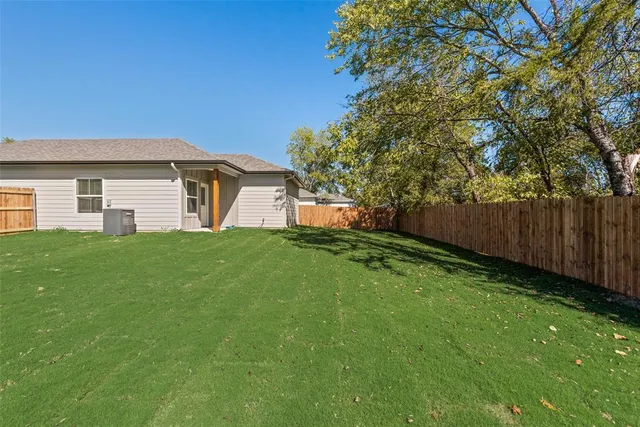 a view of a house with backyard and garden