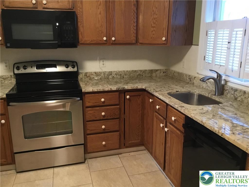 390 Fairview Street Emmaus, PA 18049 - Photo 7 of 34