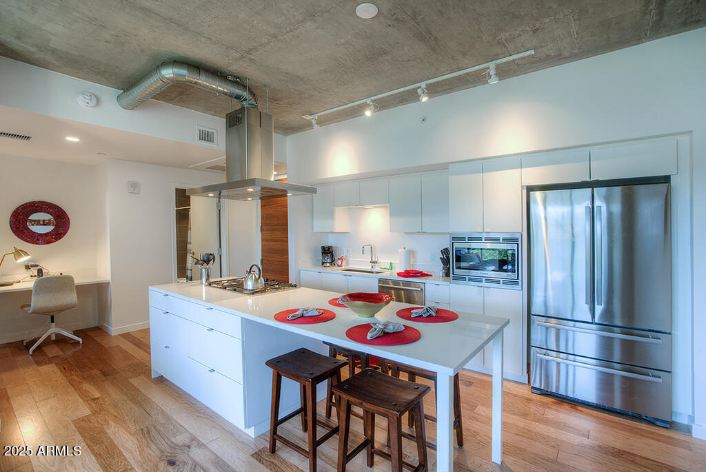 100 West Portland Street, Unit 506 Phoenix, AZ 85003 - Photo 4 of 25 a room with a table chairs and kitchen view