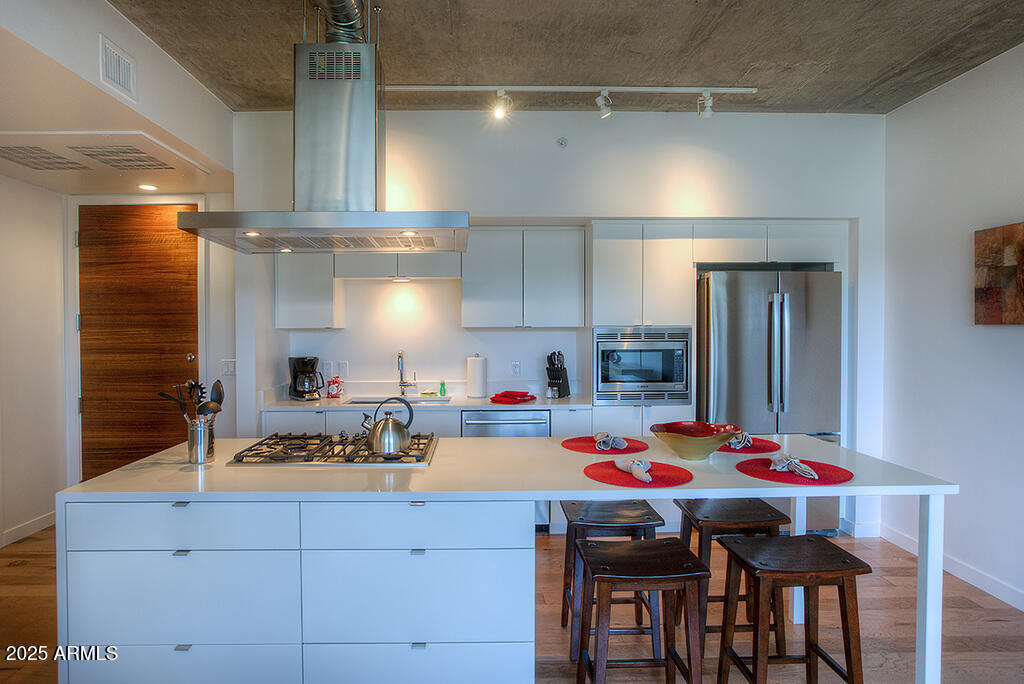 100 West Portland Street, Unit 506 Phoenix, AZ 85003 - Photo 5 of 25 a room with table and chairs