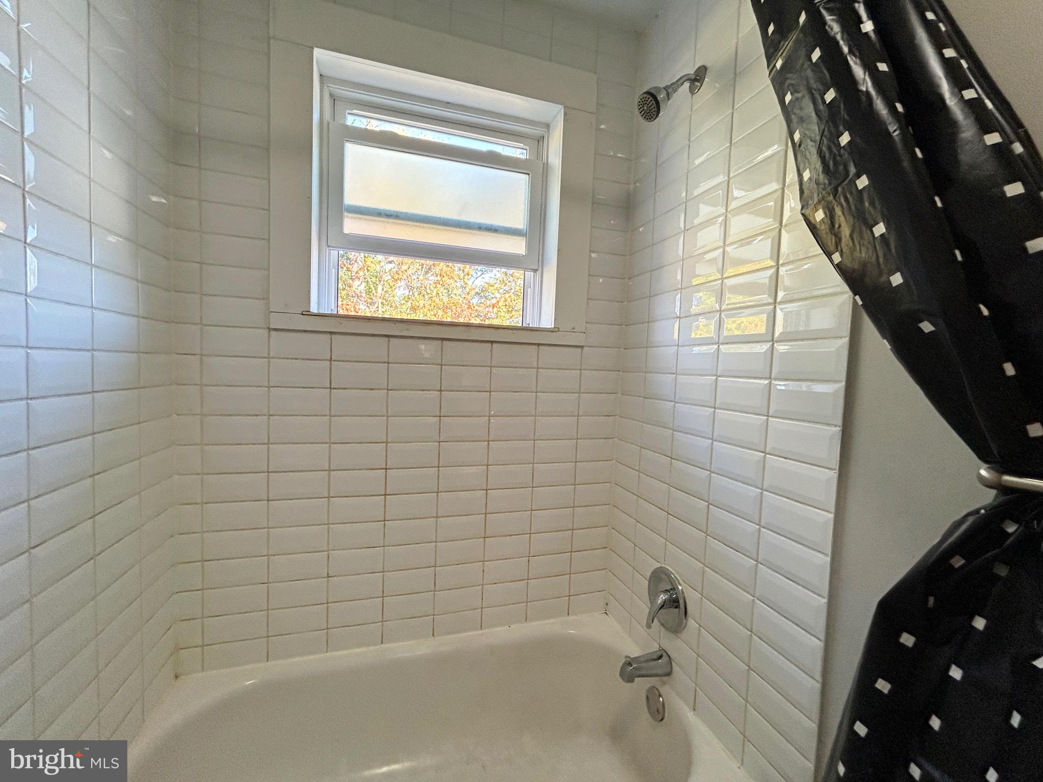 509 Orchard Avenue Delanco, NJ 08075 - Photo 20 of 33 a bathroom with a bathtub