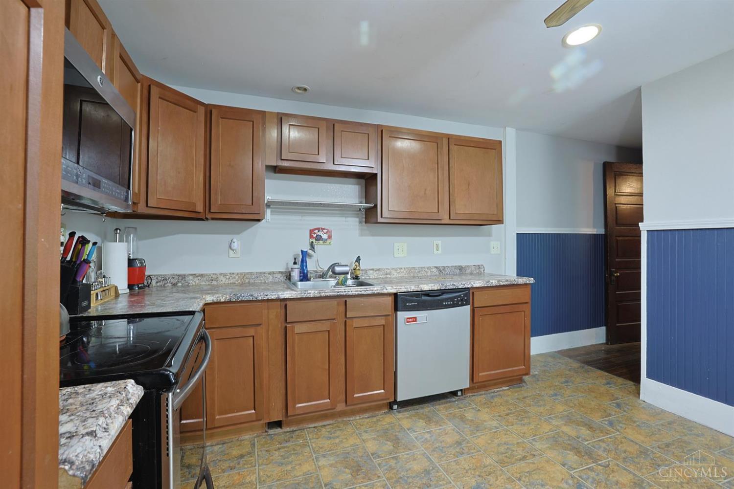 448 Riddle Road Cincinnati, OH 45220 - Photo 15 of 49