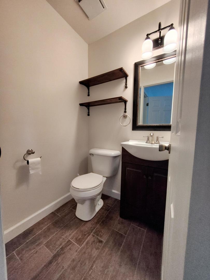 2227 West Nichols Road, Unit E Arlington Heights, IL 60004 - Photo 9 of 20 Gallery Image 9