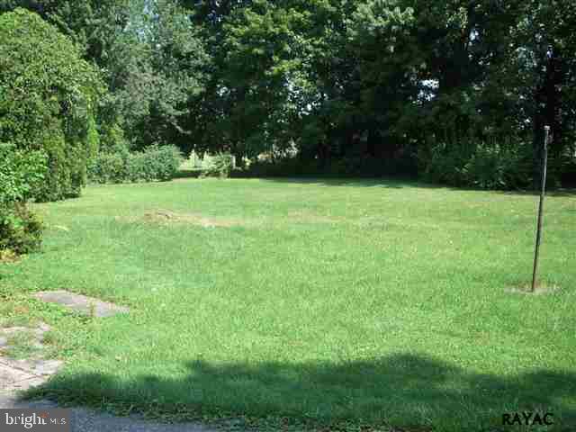 936 Greenbriar Road York, PA 17404 - Photo 3 of 19 Gallery Image 3