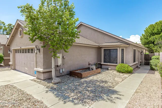 a view of a house with backyard and garden