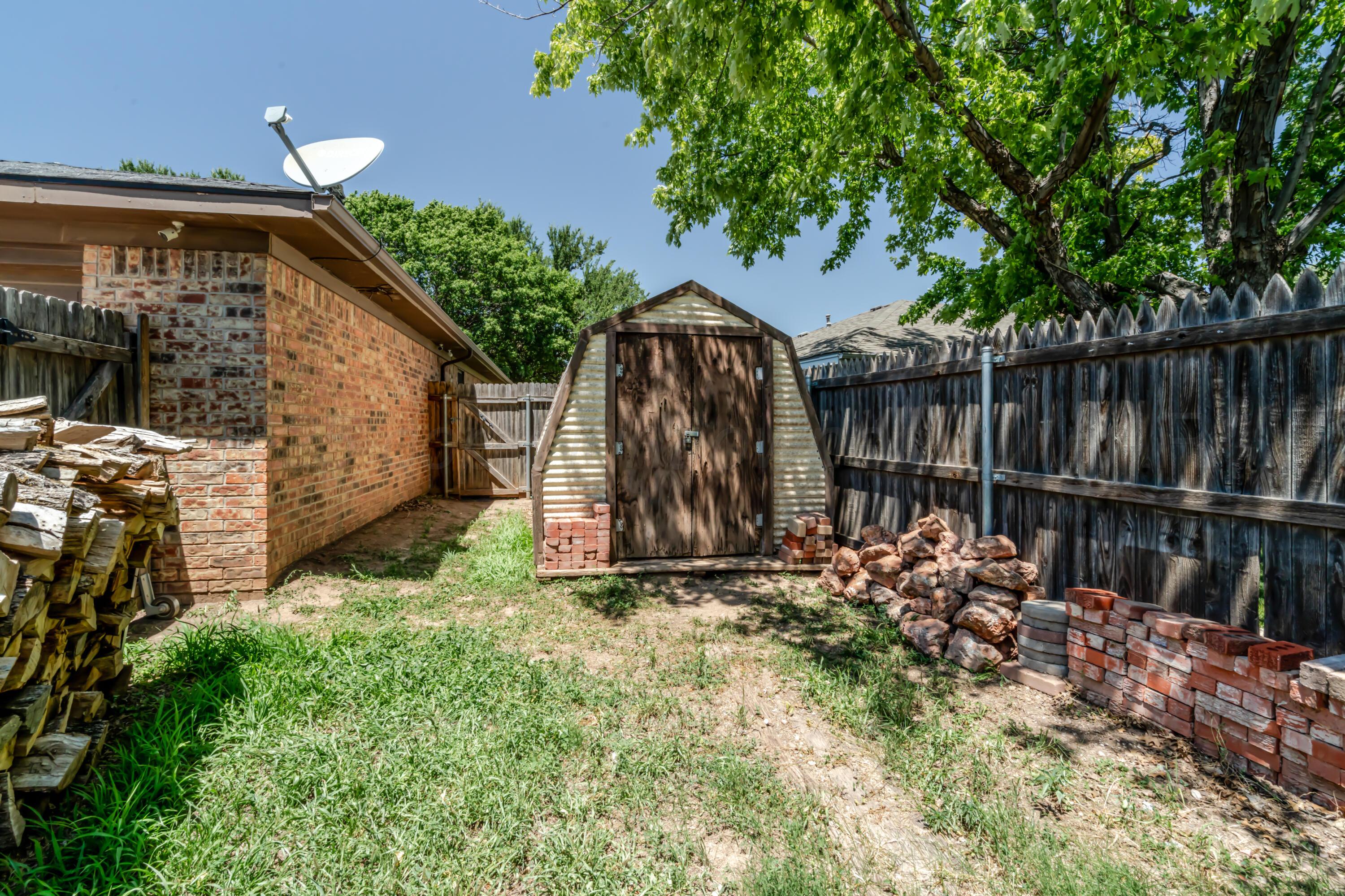 7909 Gerald Drive Amarillo, TX 79121 - Photo 20 of 26 a view of a backyard