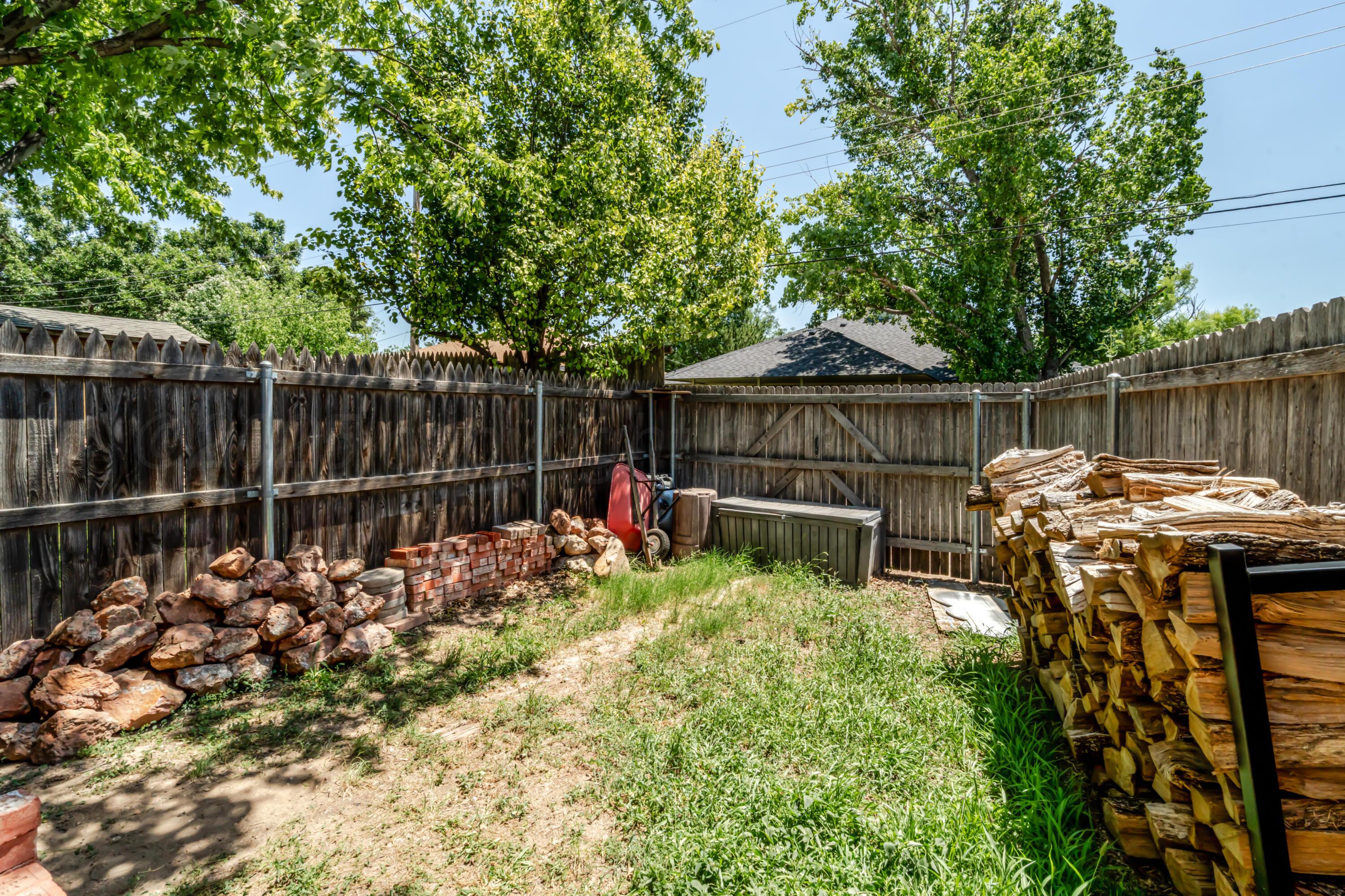 7909 Gerald Drive Amarillo, TX 79121 - Photo 25 of 26 a view of a chair and tables in the patio