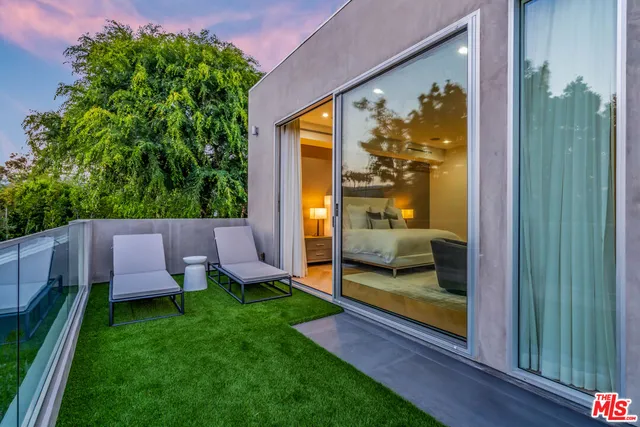 $16,500 | 721 North Vista Street, Los Angeles, CA 90046