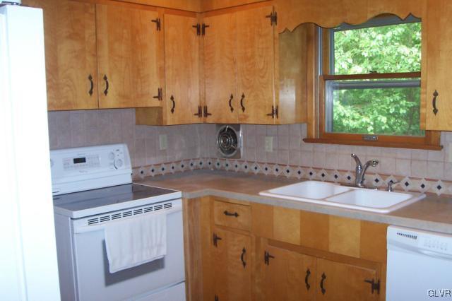 690 Long Lane Road Walnutport, PA 18088 - Photo 4 of 9 Gallery Image 4