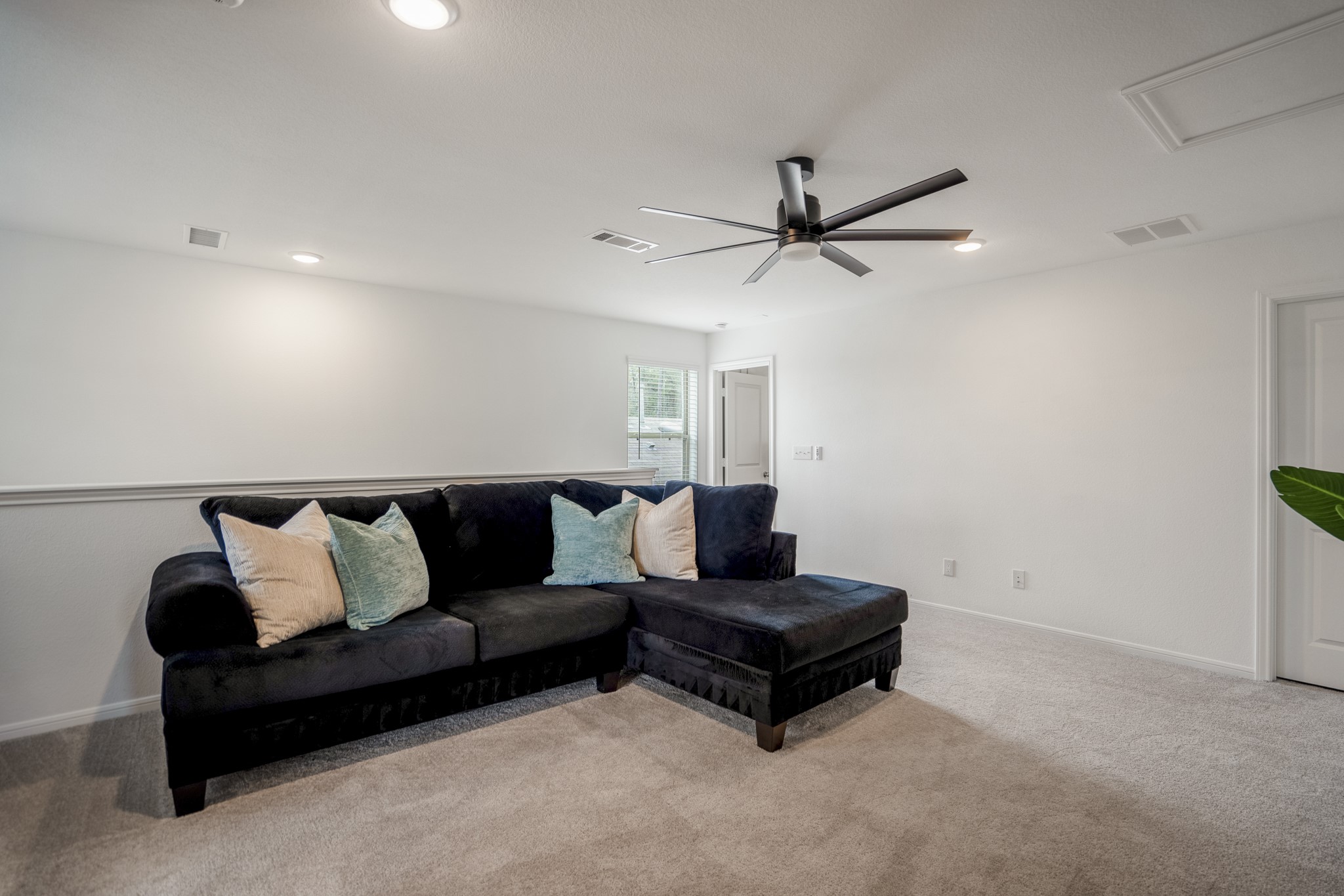 10477 Pineland Drive Willis, TX 77378 - Photo 16 of 27 a living room with furniture and a ceiling fan