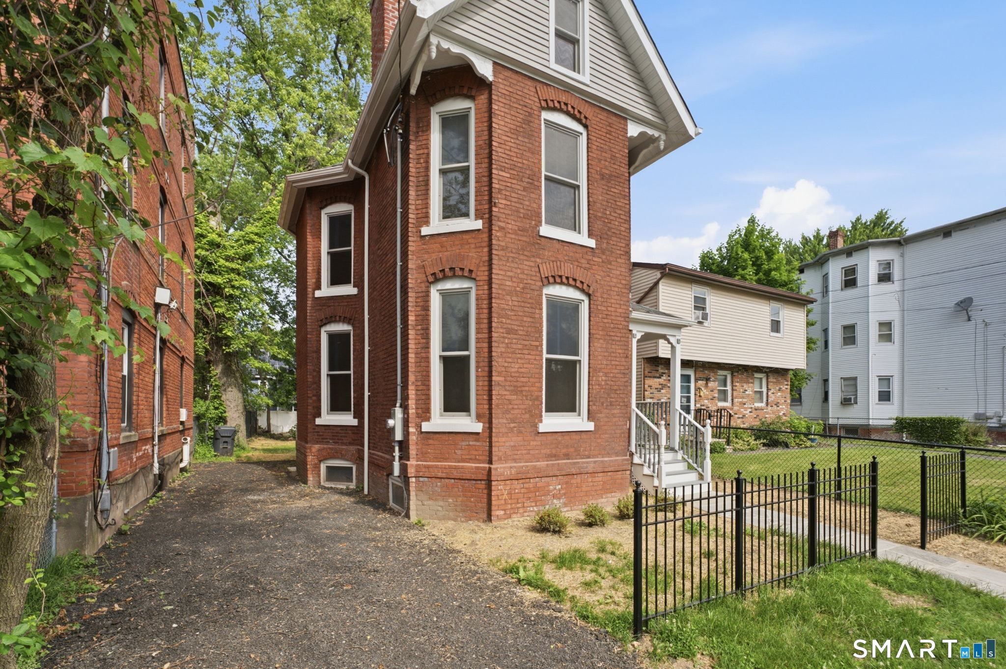 41 Center Street Hartford, CT 06120 - Photo 3 of 38