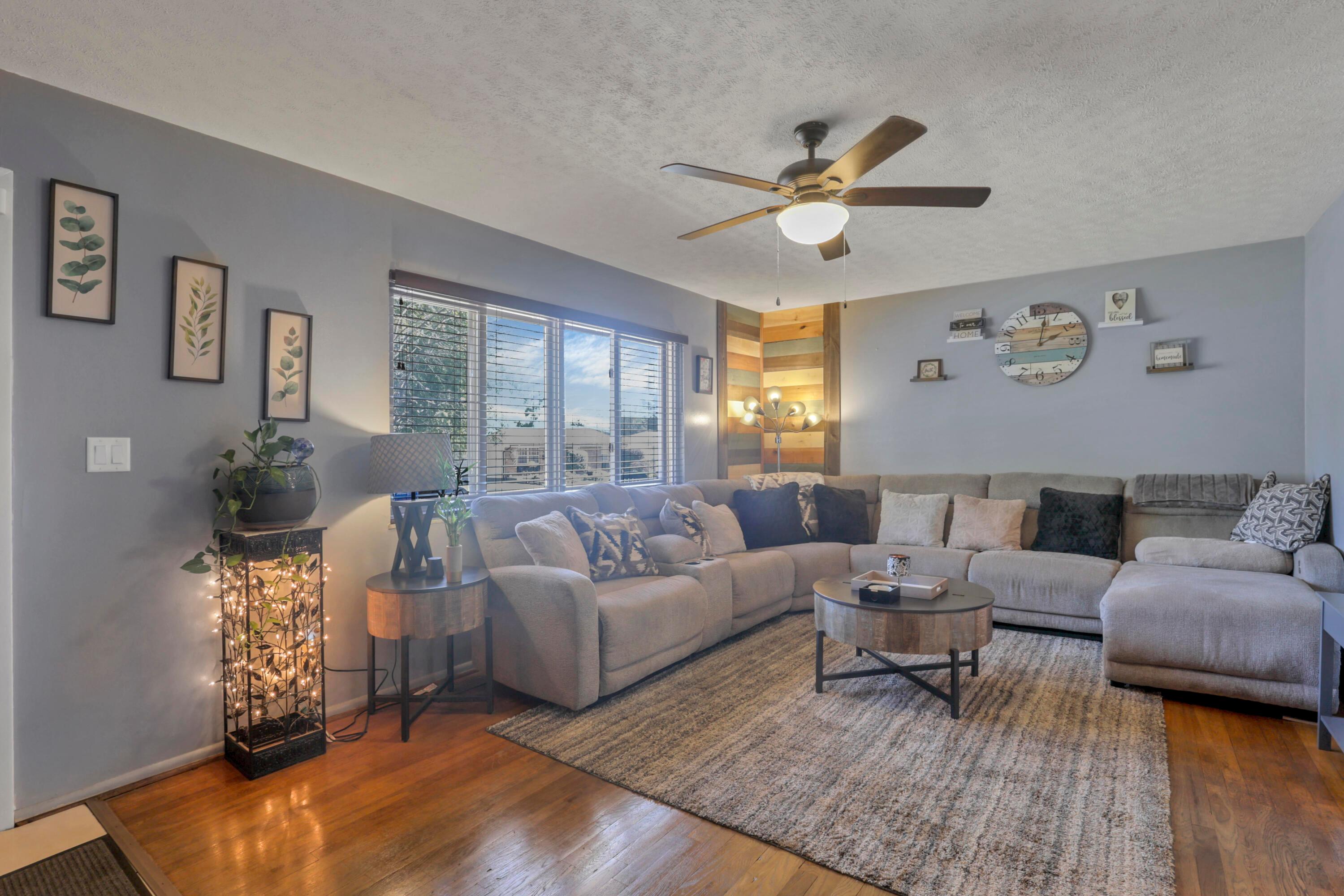 2835 Fleet Road Columbus, OH 43232 - Photo 4 of 37 Living Room