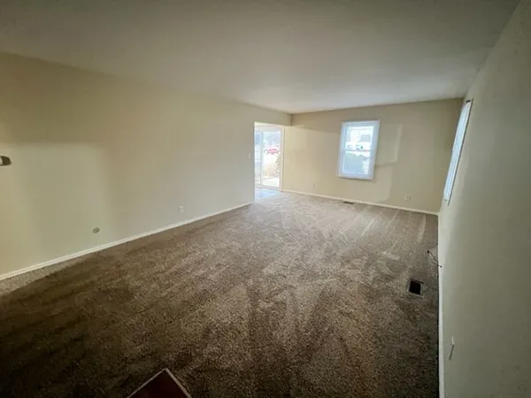 $1,425 | 2019 Oak Street, Unit C, St. Charles, IL 60174