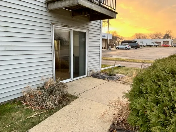 $1,425 | 2019 Oak Street, Unit C, St. Charles, IL 60174