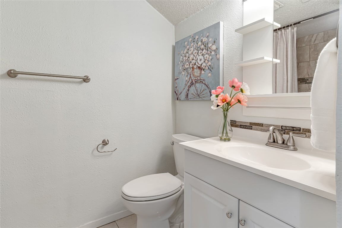 12900 Walden Road, Unit 502E Montgomery, TX 77356 - Photo 22 of 31 a bathroom with a sink toilet and mirror