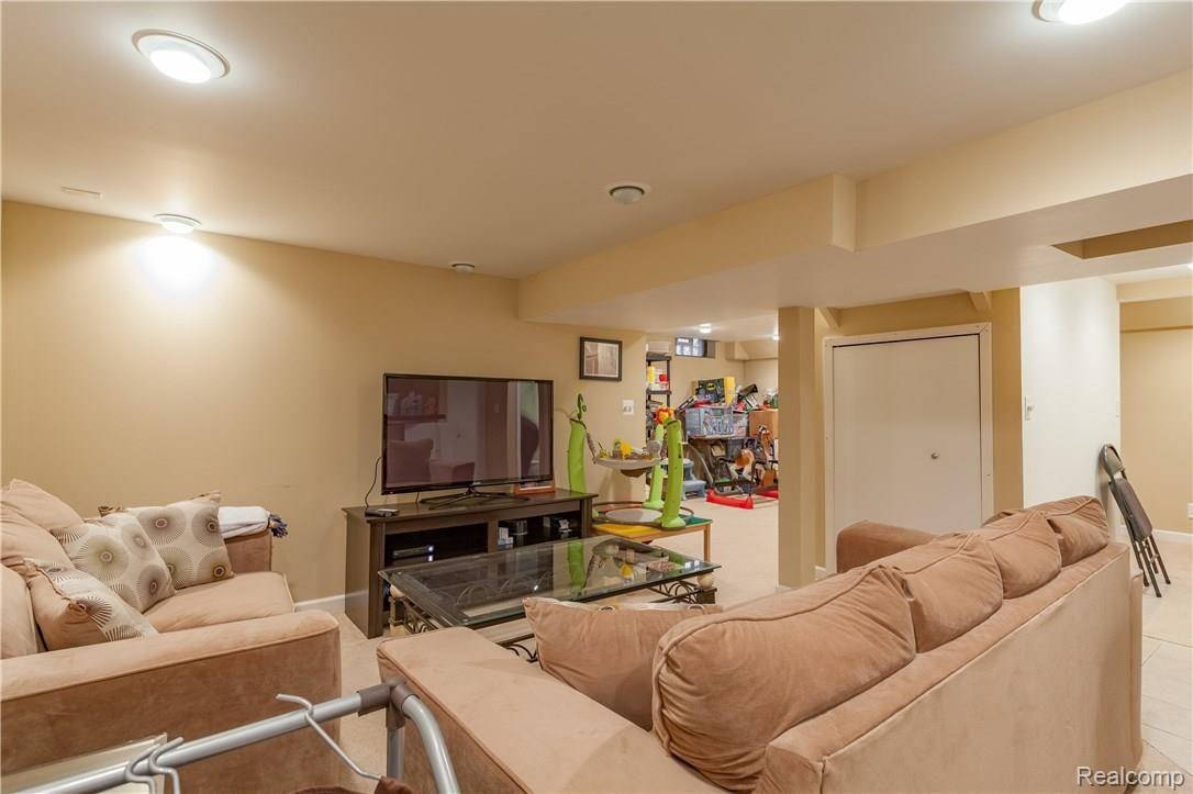 1660 Dennett Lane Rochester, MI 48307 - Photo 31 of 33 IMG_6440.jpg
