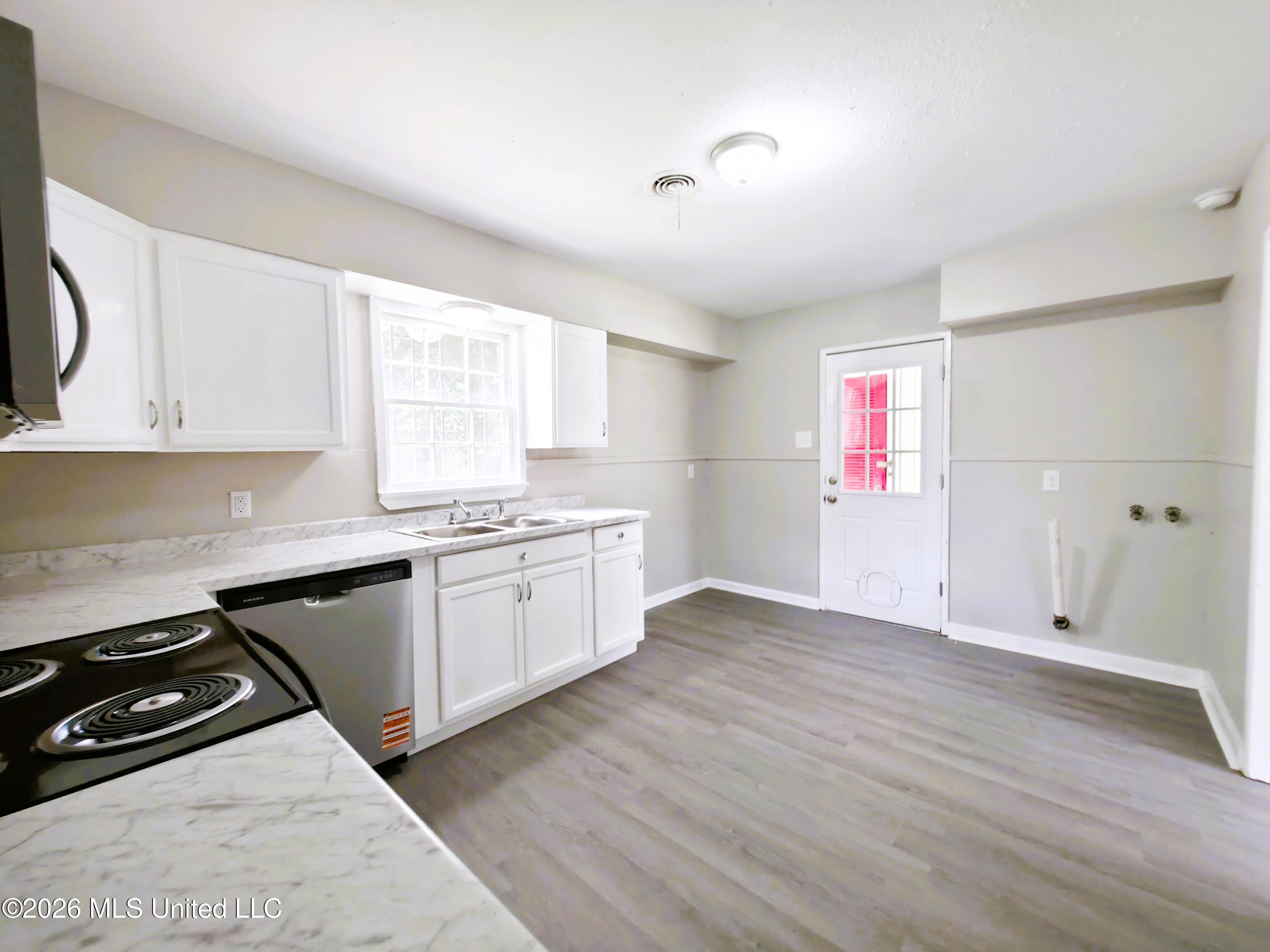 1703 State Street Biloxi, MS 39531 - Photo 9 of 15 20260622_105159