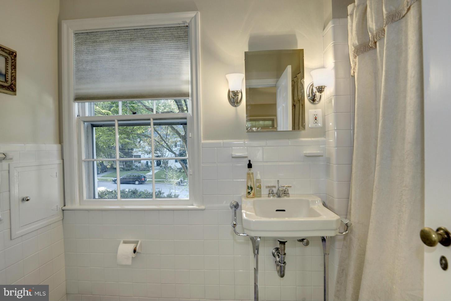 5027 Glenbrook Road Northwest Washington, DC 20016 - Photo 7 of 29 1st-floor Full-Bath
