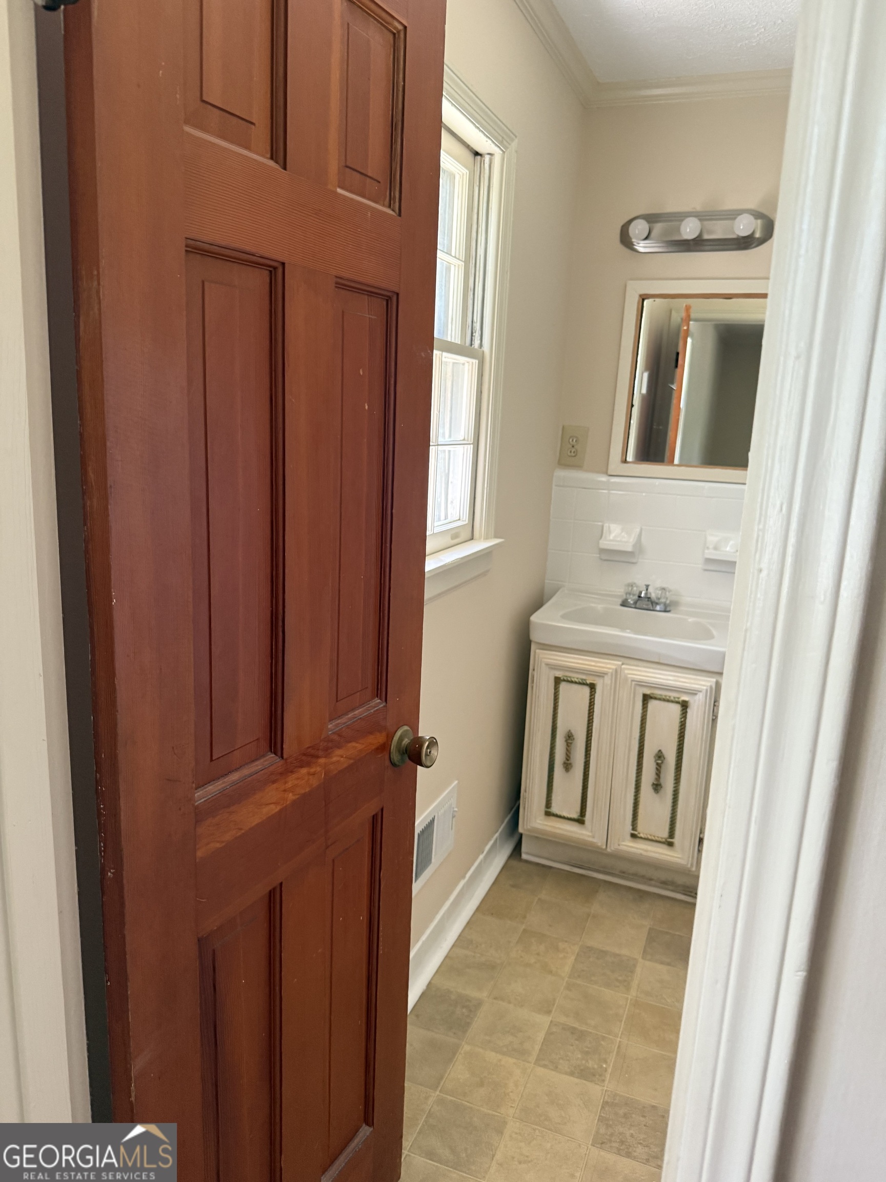 1832 King George Lane Southwest Atlanta, GA 30331 - Photo 26 of 28 a view of an entryway with wooden floor