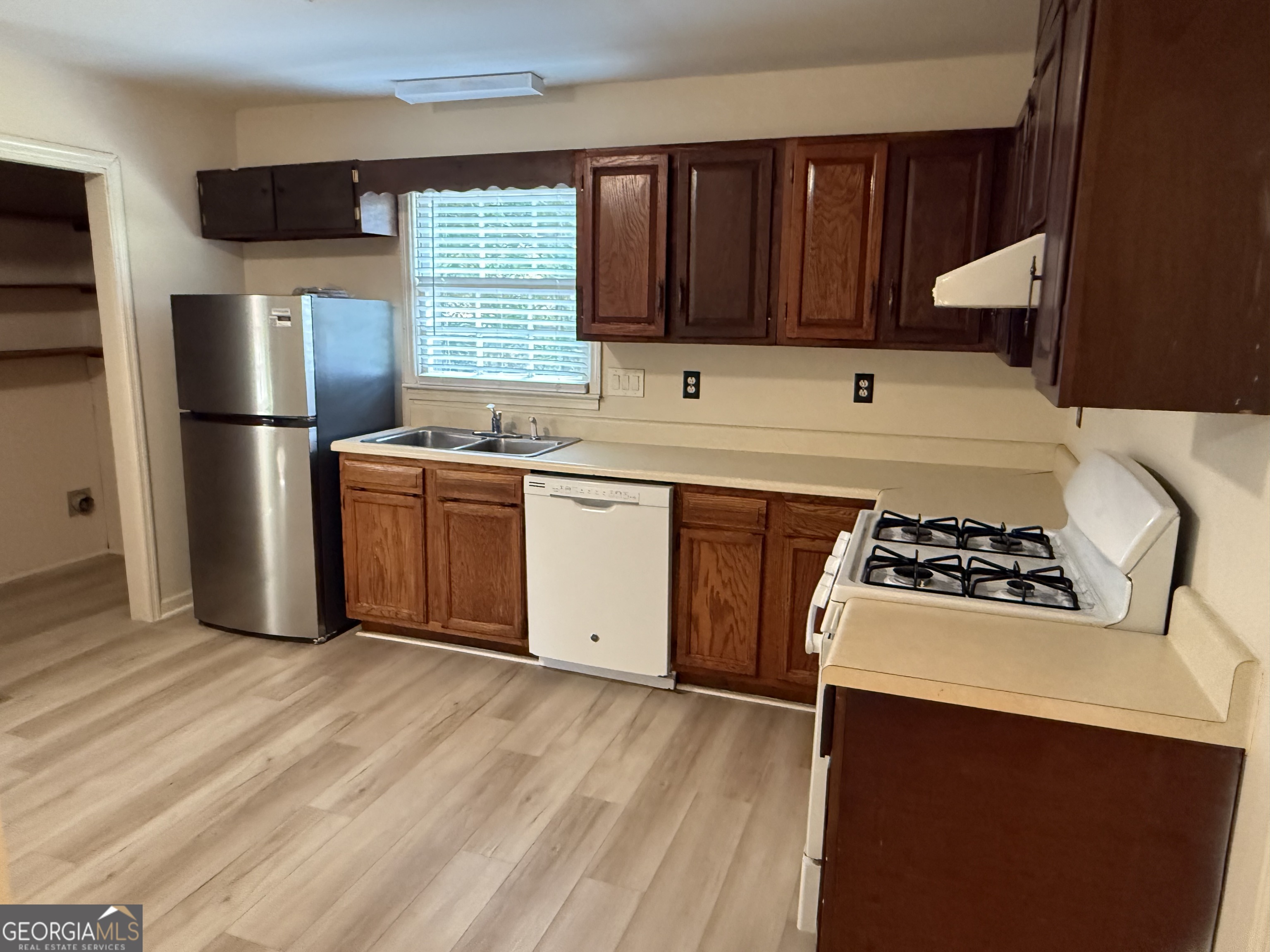 1832 King George Lane Southwest Atlanta, GA 30331 - Photo 10 of 28 a kitchen with a stove a sink and a refrigerator
