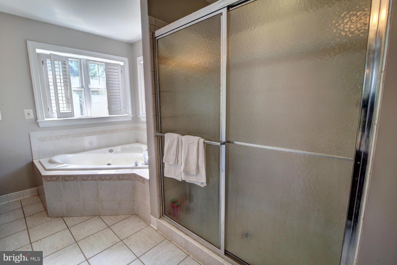 2167 Chain Bridge Road Vienna, VA 22182 - Photo 19 of 30 Bath (Master)
