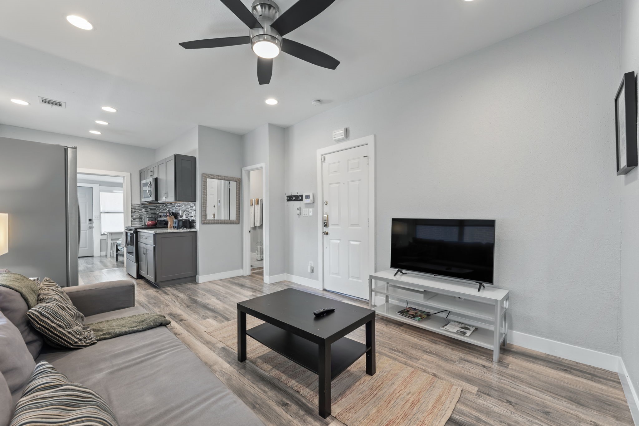 412 Drew Street, Unit 2 Houston, TX 77006 - Photo 3 of 26