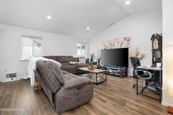 $395,000 | 620 Pappys Way, Grandview, WA 98930