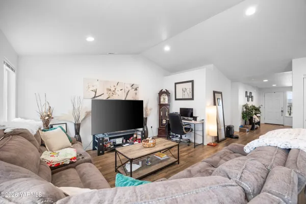$395,000 | 620 Pappys Way, Grandview, WA 98930