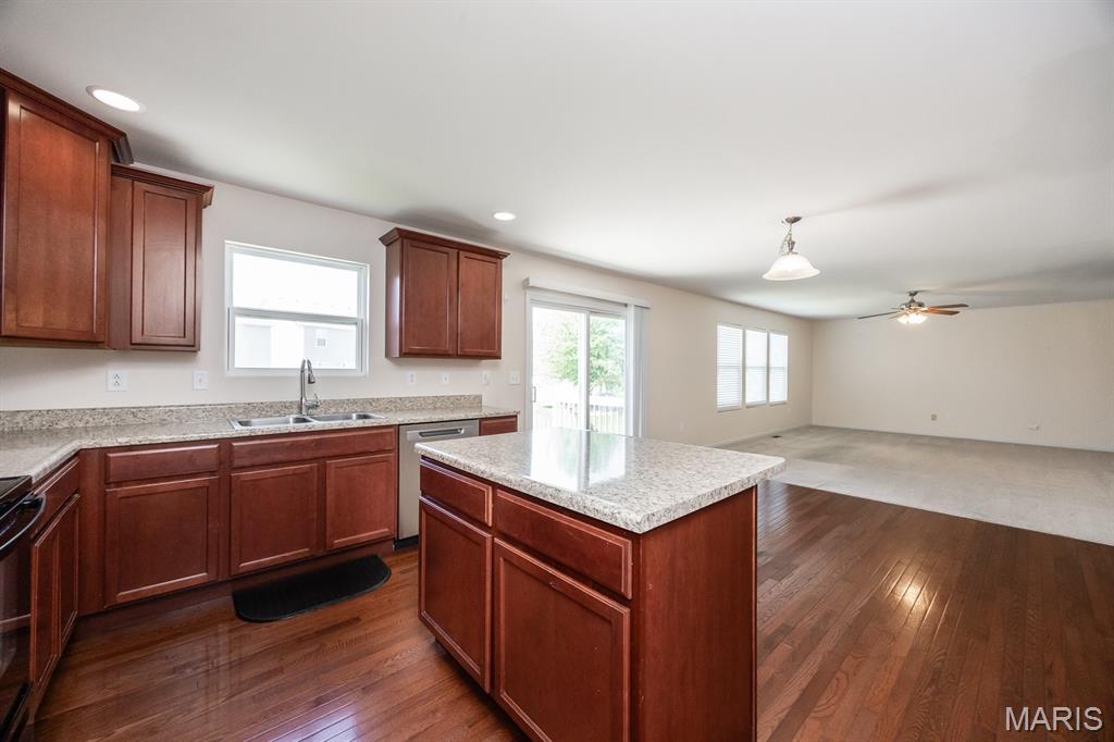 205 Greenleaf Circle Belleville, IL 62221 - Photo 5 of 36