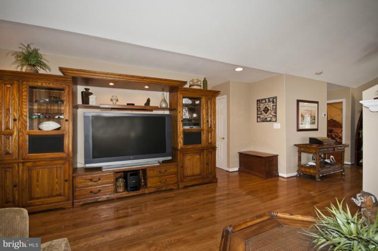 13211 Choptank Road Baltimore, MD 21220 - Photo 12 of 30 Living Room
