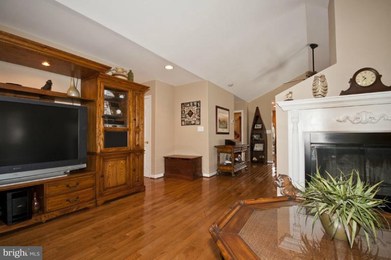 13211 Choptank Road Baltimore, MD 21220 - Photo 13 of 30 Living Room