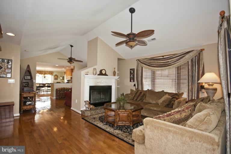 13211 Choptank Road Baltimore, MD 21220 - Photo 9 of 30 Living Room