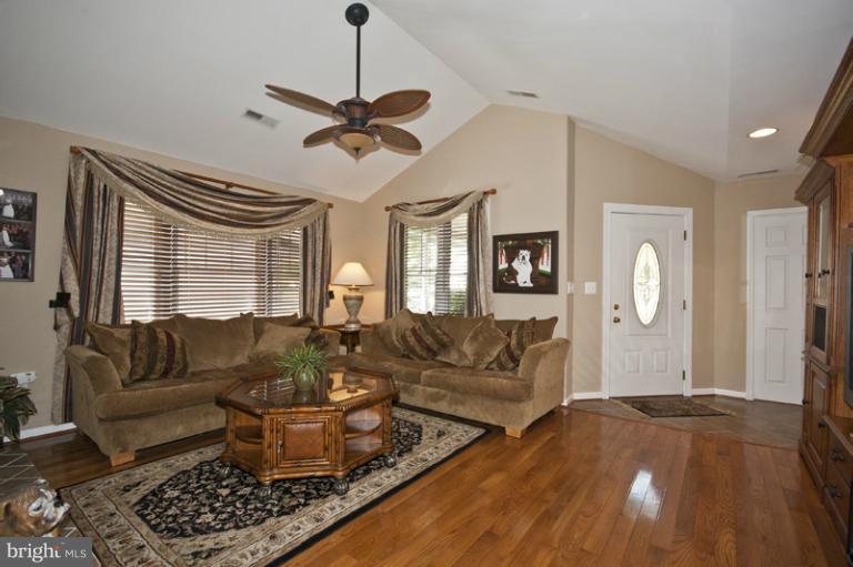 13211 Choptank Road Baltimore, MD 21220 - Photo 10 of 30 Living Room