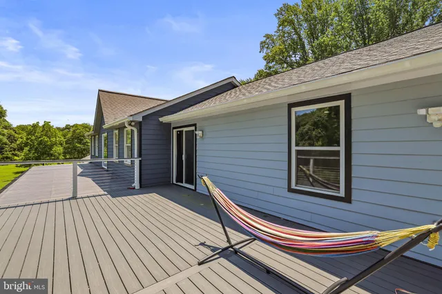 a view of a house with backyard and trees