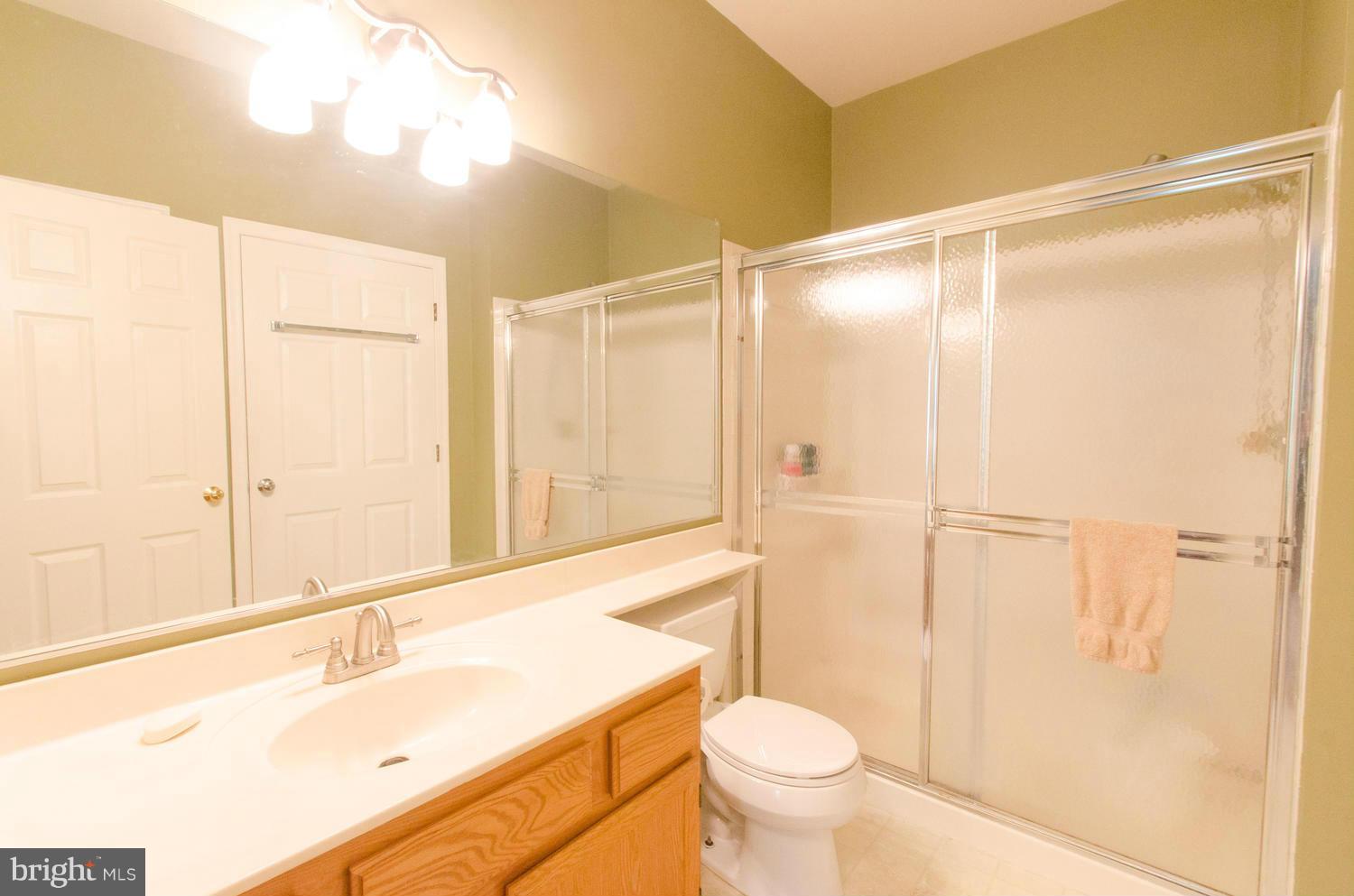 102 Booth Street, Unit 34 Gaithersburg, MD 20878 - Photo 13 of 17 Bath (Master)