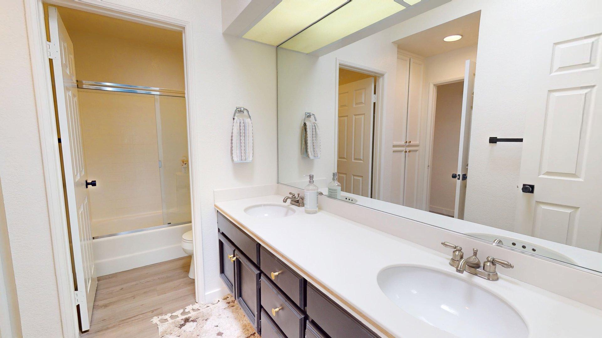 401 El Cielo Road, Unit 22 Palm Springs, CA 92262 - Photo 13 of 22 Guest bath