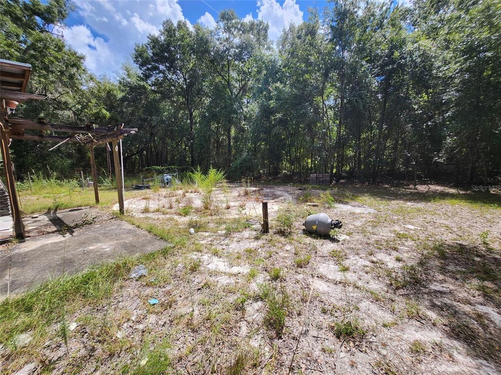 13767 Northeast 47th Avenue Anthony, FL 32617 - Photo 6 of 7 a backyard of a house with lots of green space