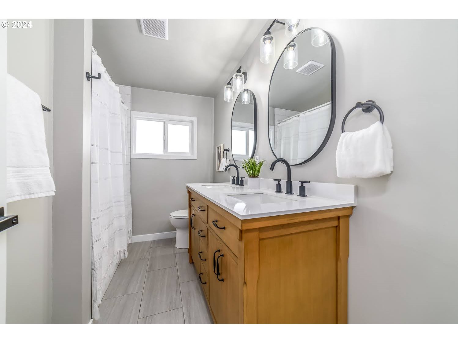 375 Heritage Avenue Eugene, OR 97404 - Photo 16 of 32 a bathroom with a double vanity sink and a mirror