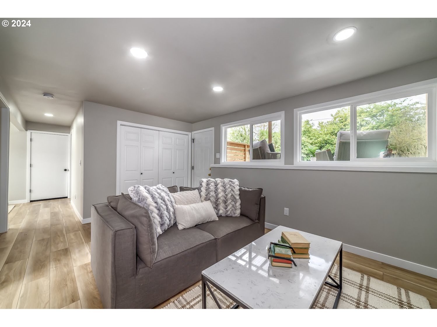 375 Heritage Avenue Eugene, OR 97404 - Photo 24 of 32 a living room with furniture and a window