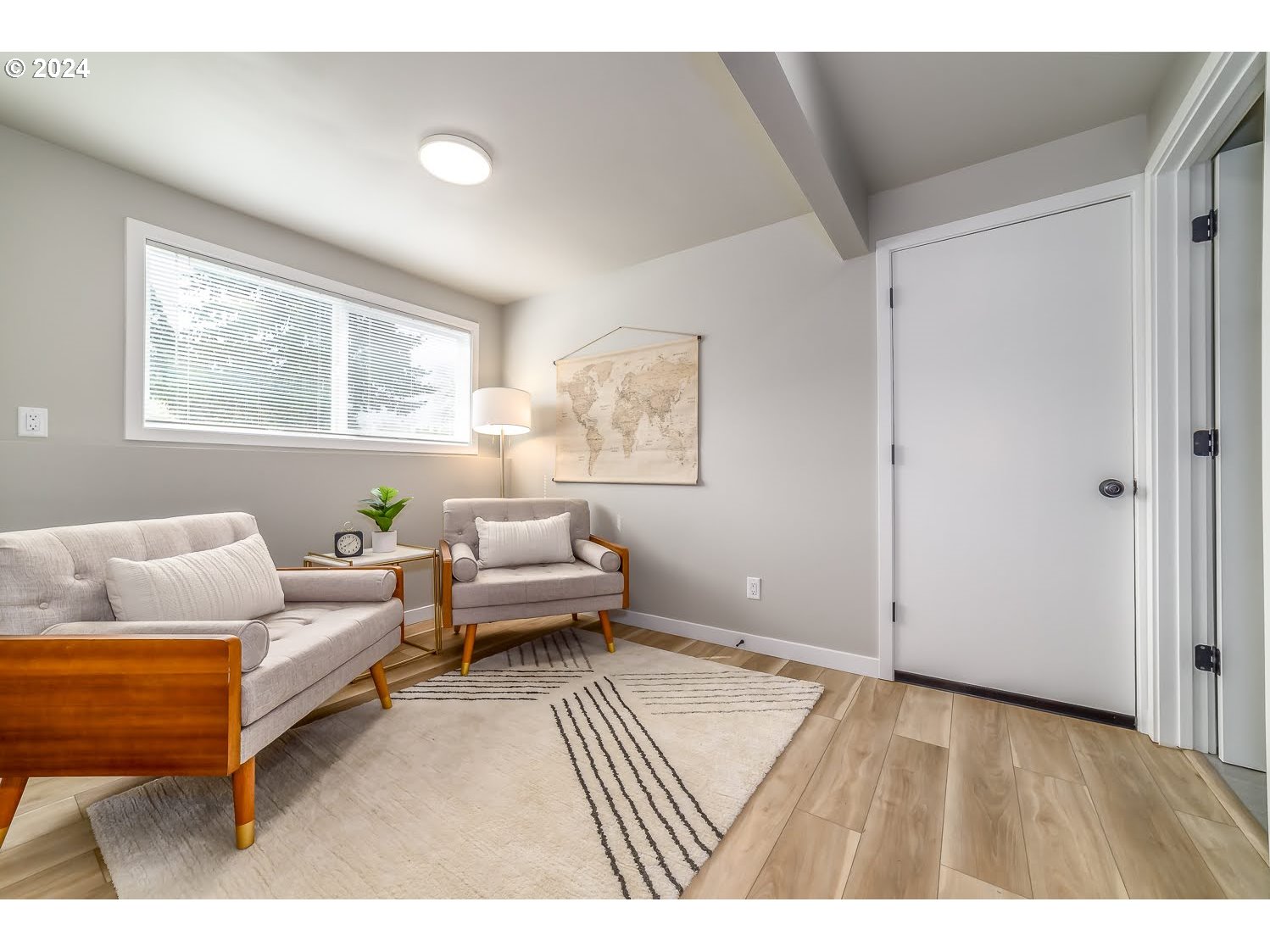 375 Heritage Avenue Eugene, OR 97404 - Photo 27 of 32 a living room with furniture and a window