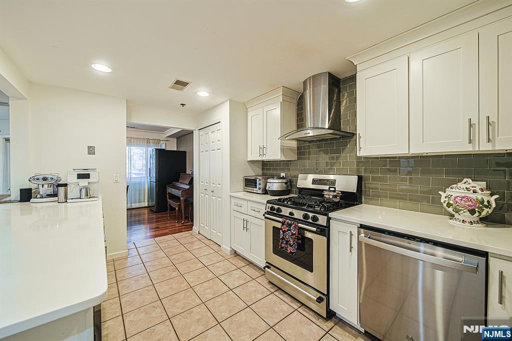 306 Smith Court, Unit R306 Edgewater, NJ 07020 - Photo 12 of 33