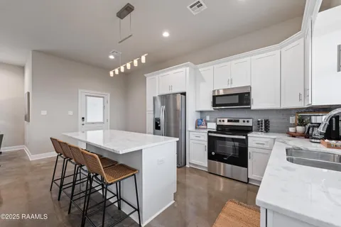 $795,000 | 117 Firethorn Drive, Youngsville, LA 70592