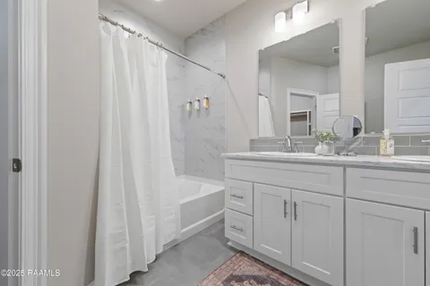 $795,000 | 117 Firethorn Drive, Youngsville, LA 70592