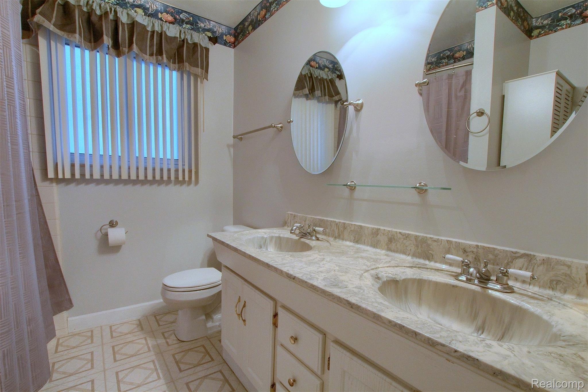 25076 Reeck Road Trenton, MI 48183 - Photo 18 of 26 18-Bathroom 2nd View.jpg