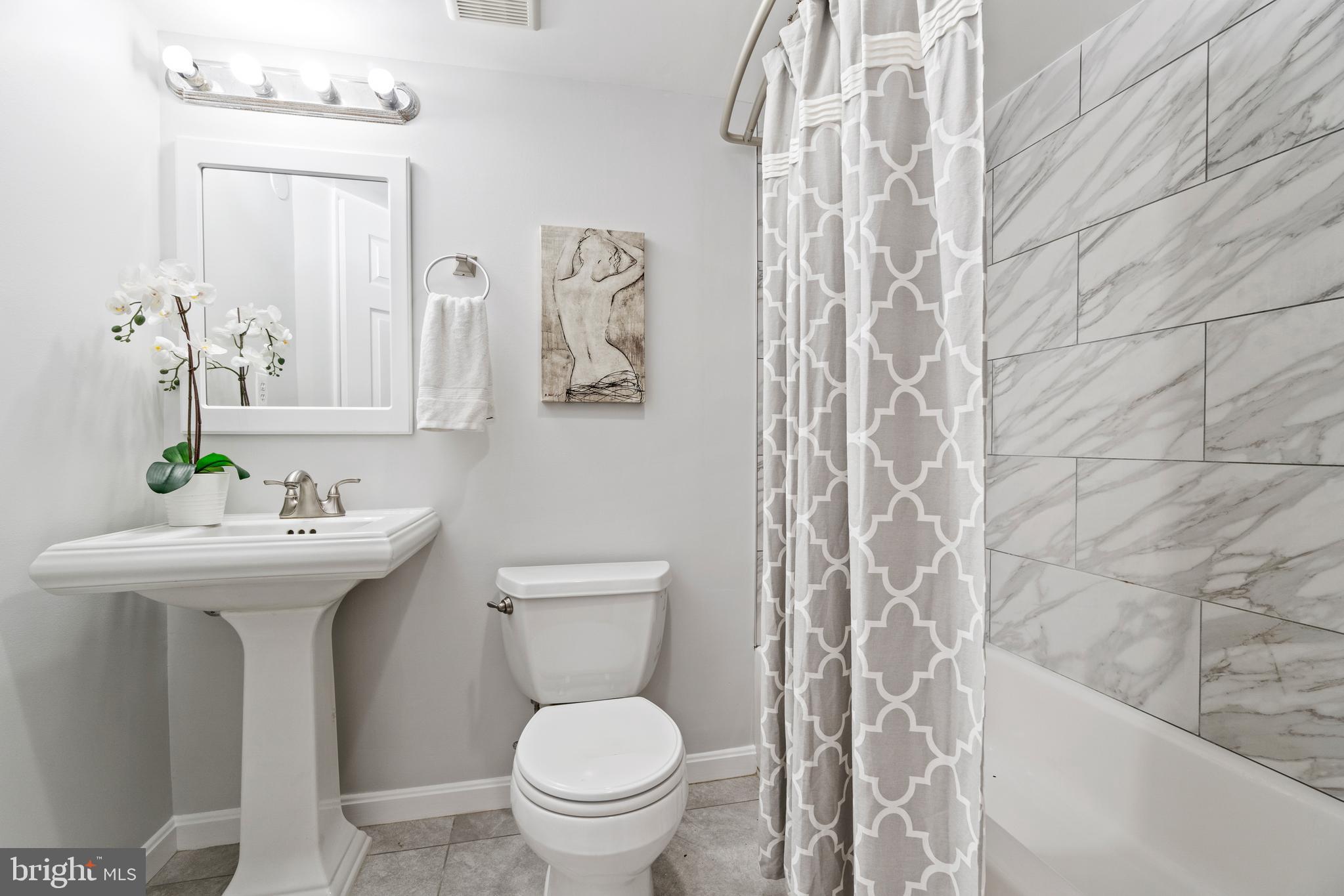 11232 Chestnut Grove Square, Unit 11232233 Reston, VA 20190 - Photo 15 of 20 Primary full bathroom