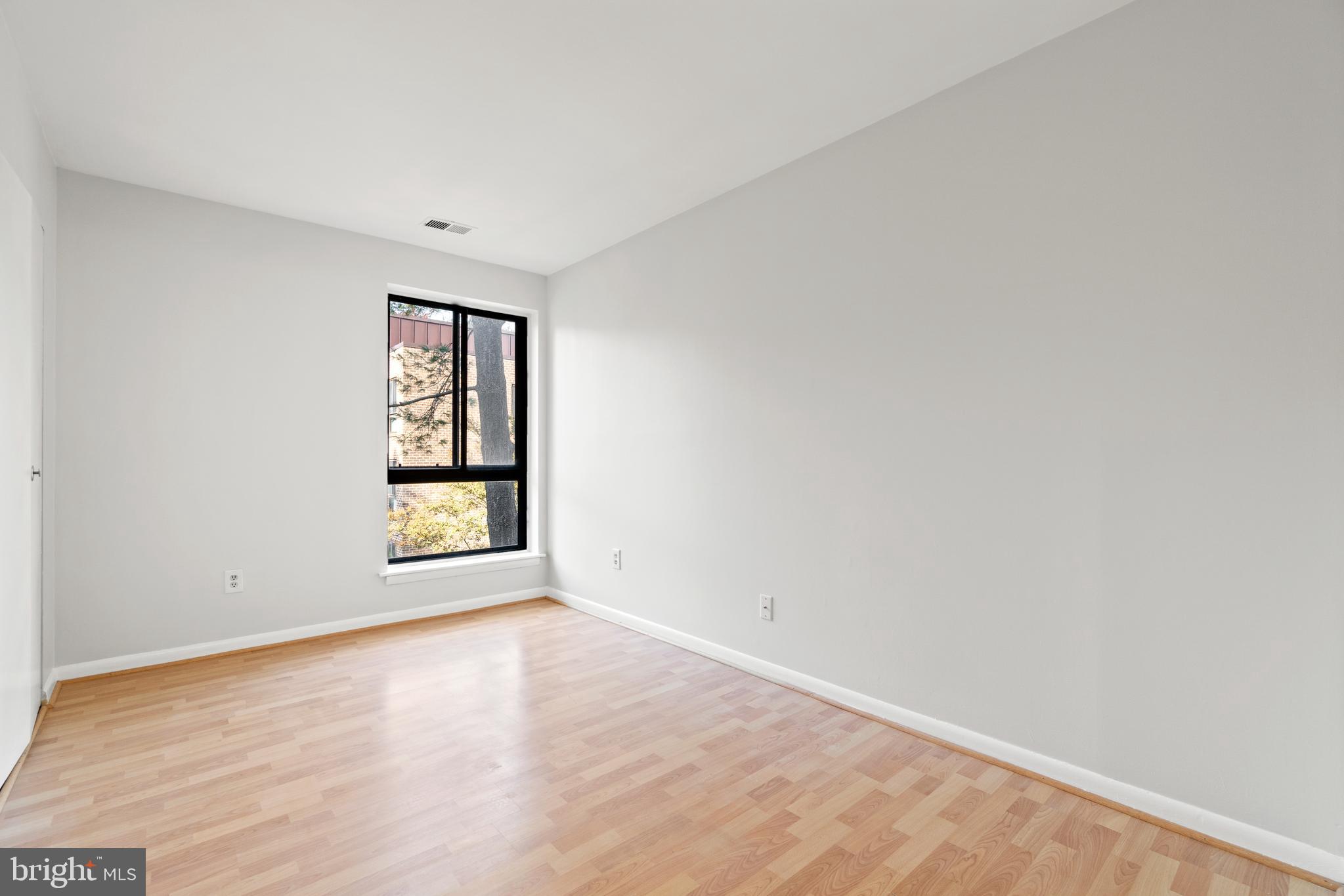 11232 Chestnut Grove Square, Unit 11232233 Reston, VA 20190 - Photo 16 of 20 Second bedroom