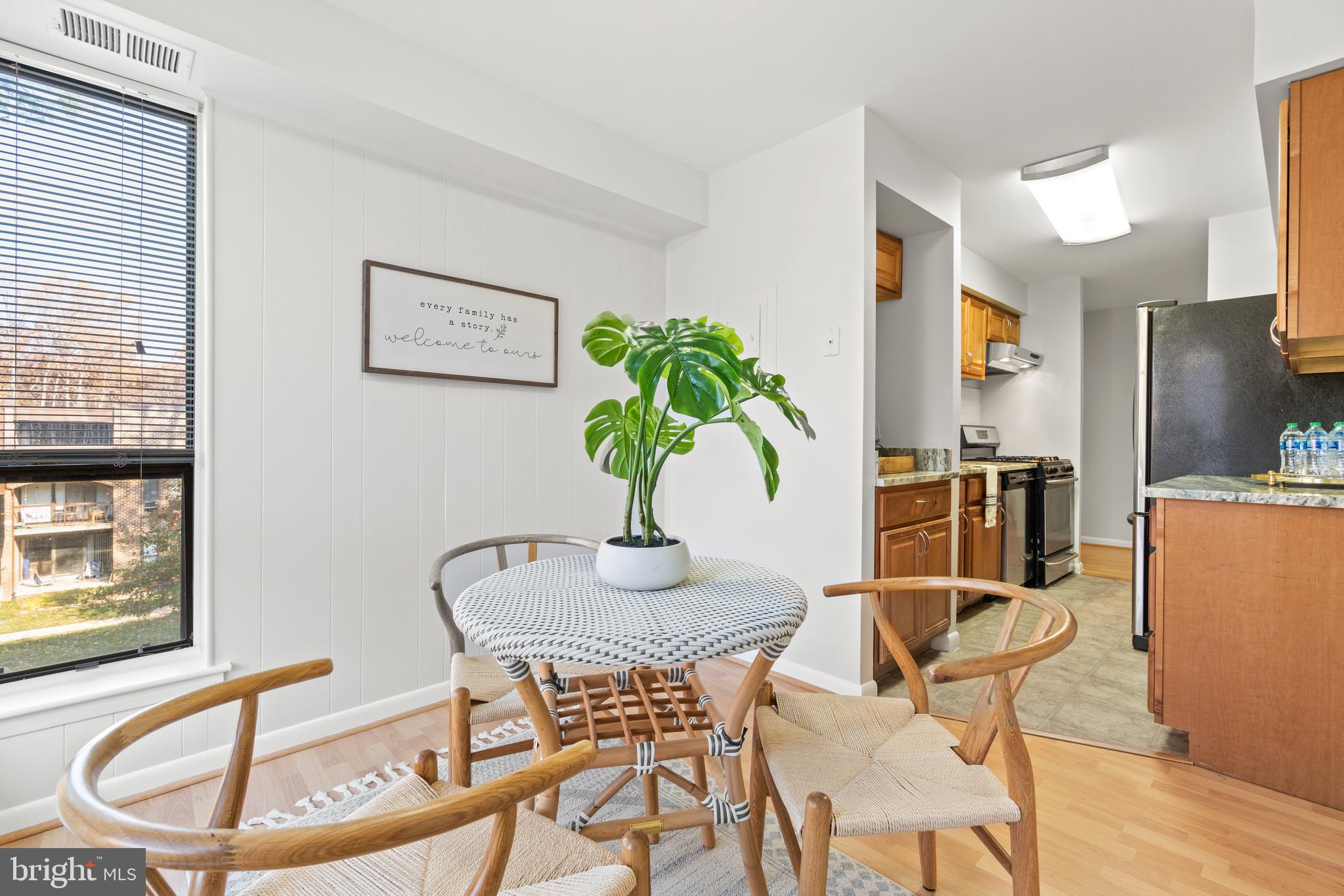 11232 Chestnut Grove Square, Unit 11232233 Reston, VA 20190 - Photo 5 of 20 Dining area