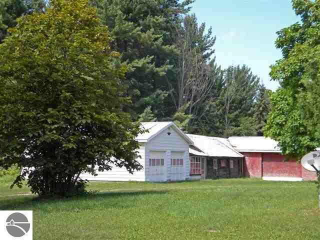 672 West Ryant Road Maple City, MI 49664 - Photo 4 of 15 1715668-3.JPG