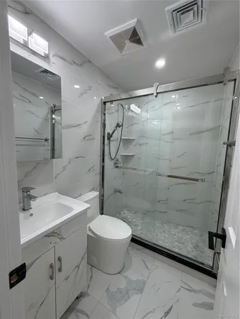 $2,800 | 43-35 189th Street, Unit 1R | Auburndale