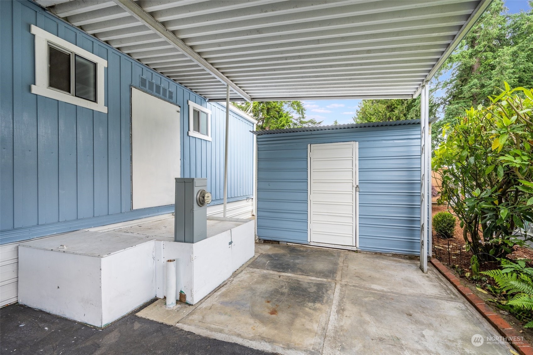 2302 R Street Southeast, Unit 12 Auburn, WA 98002 - Photo 24 of 34 a backyard of a house
